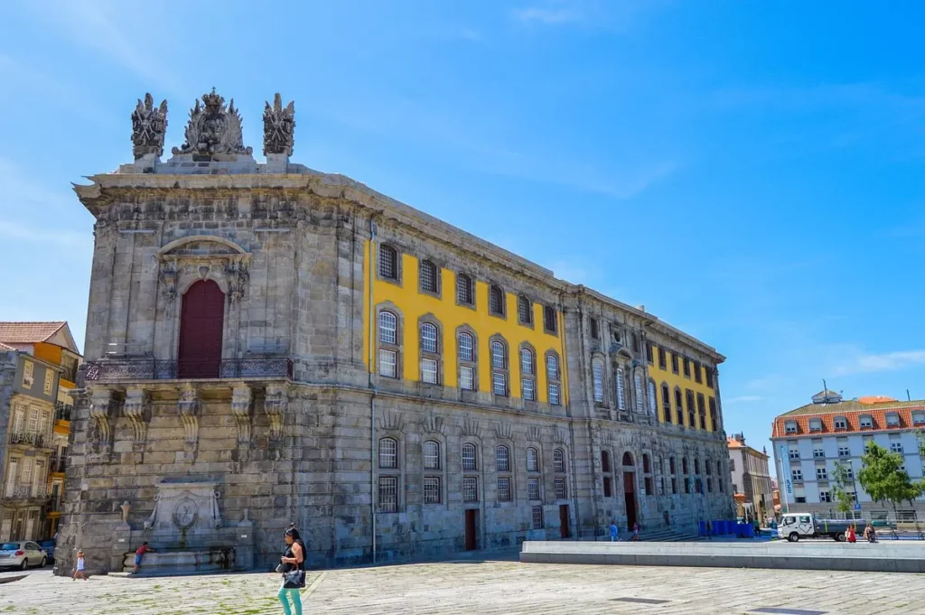 Centre National de la Photographie à Porto installé dans l'ancienne prison de Relação avec ses grandes grilles aux fenêtres.