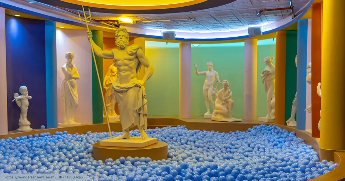 Statue classique au milieu d'une piscine à balles bleues dans un espace d'exposition moderne et interactif à Porto au Musée Wondersenses.