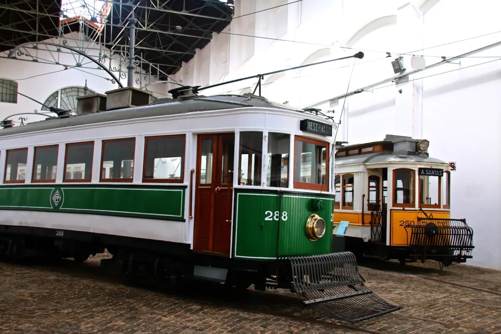 Collection de tramways historiques au Musée du Carro Eléctrico à Porto.