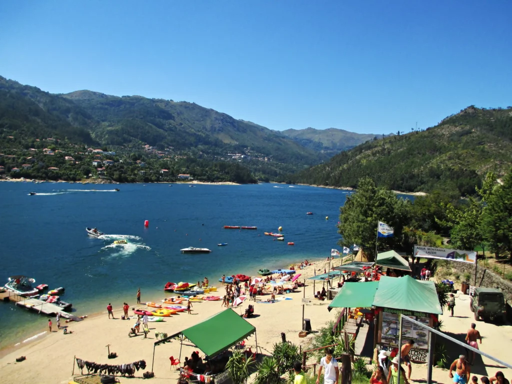 Photographie d'une plage fluviale à Albufeira da Caniçada dans le parc naturel national du Peneda-Gerês.