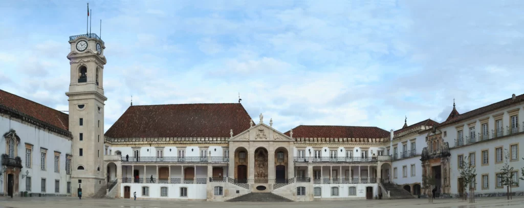 Photographie de la place centrale de l'université de Coimbra au Portugal.