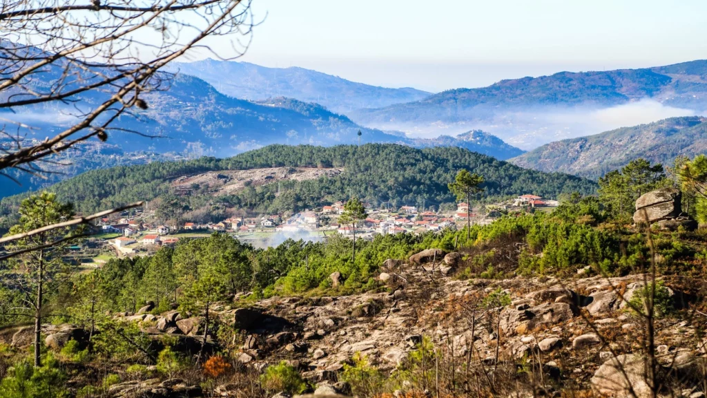 Photographie d'une vue surplombant le village de Fafiao, dans le parc naturel national du Peneda-Gerês. 