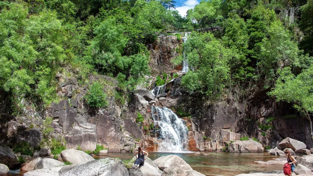 Photographie de la "Fecha de Barjas", surnommée la cascade de Tahiti, dans le parc national naturel de Peneda-Gerês au Portugal.