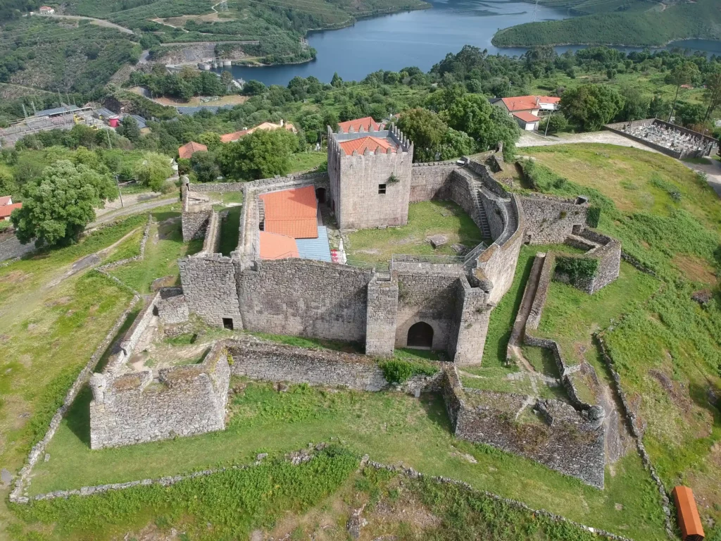 Photographie du château de Lindoso au Portugal.