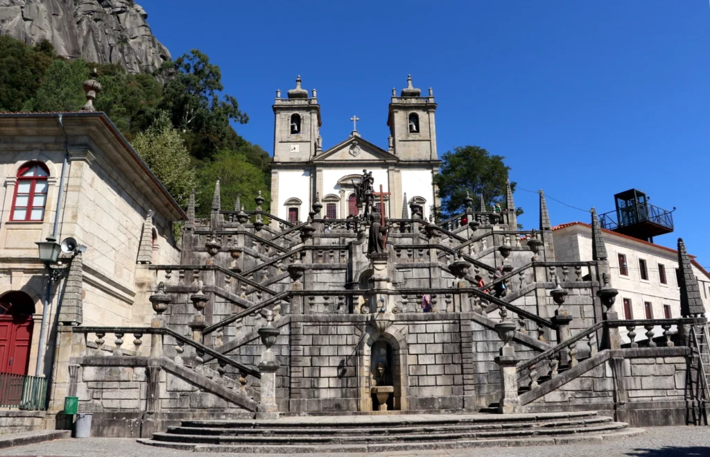 Photographie du sanctuaire de Nossa Senhora da Peneda au Portugal. 
