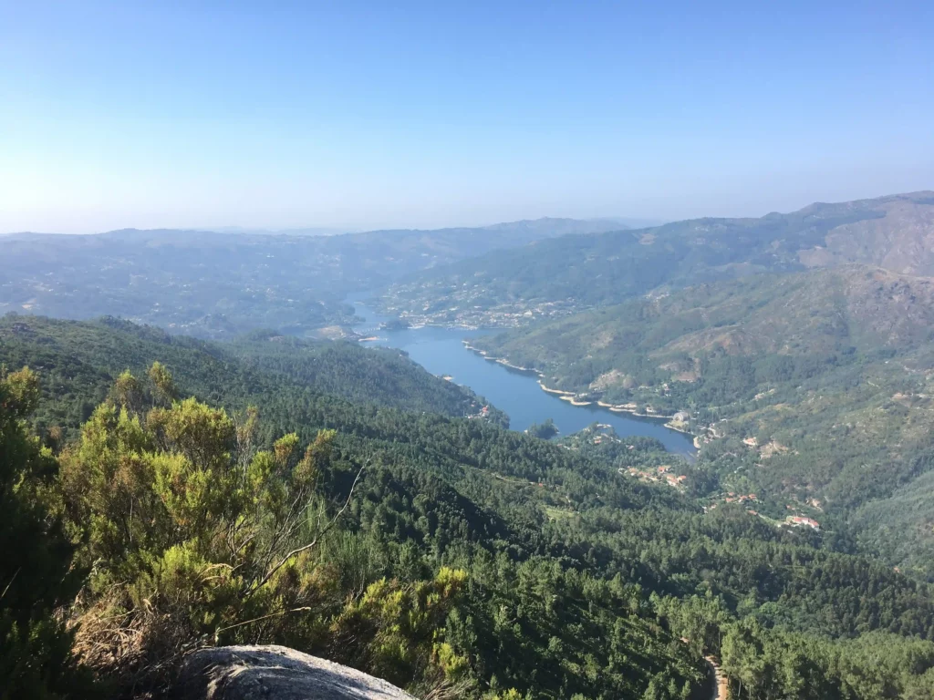 Photographie de la vue depuis le promontoire de Pedra Bela dans le parc national naturel de Peneda-Gerês.