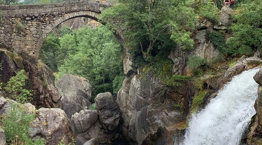 Photographie du "pont du diable", surnom du pont de Misarela, sur la rivière Rabagão.