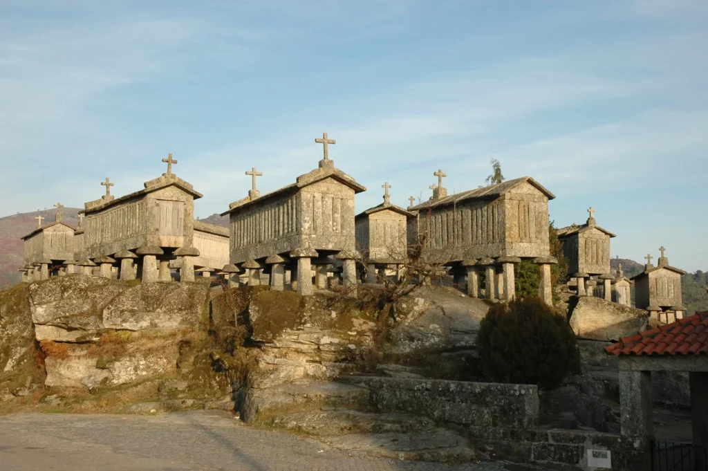 Photographie des greniers sur pilotis typiques du village de Soajo au Portugal.