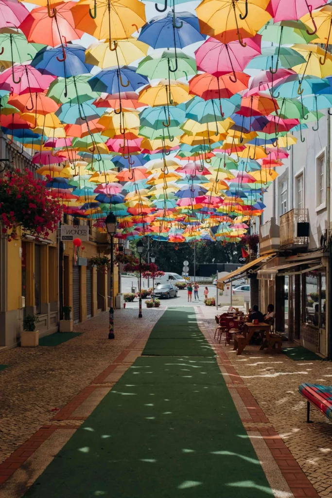 Photographie de la Rua Luís de Camões à Agueda au Portugal, célèbre pour le projet artistique « Umbrella Sky Project ».