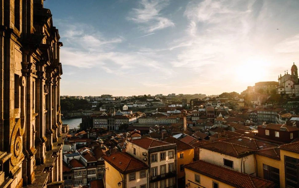 Photographie d'un coucher de soleil sur la ville de Porto au Portugal.