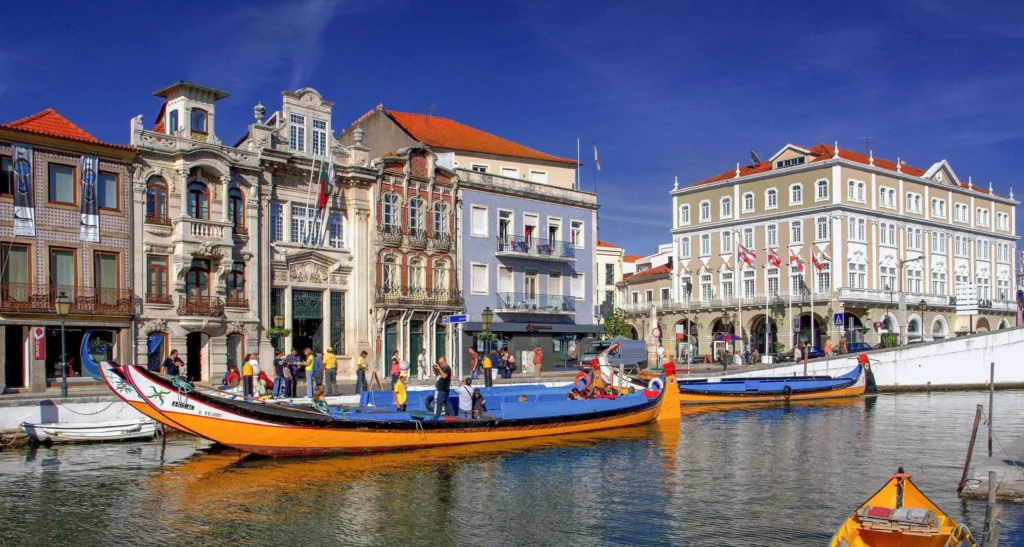 Photographie d'un canal à Aveiro au Portugal