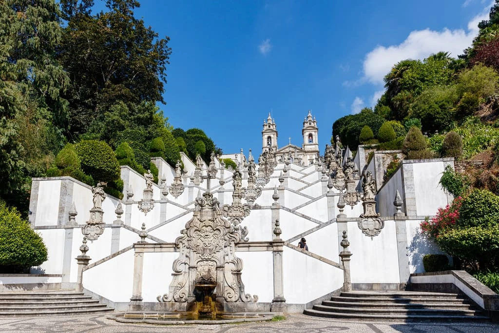Photographie des escaliers menant au sanctuaire de Bom Jesus do Monte à Braga, au Portugal.