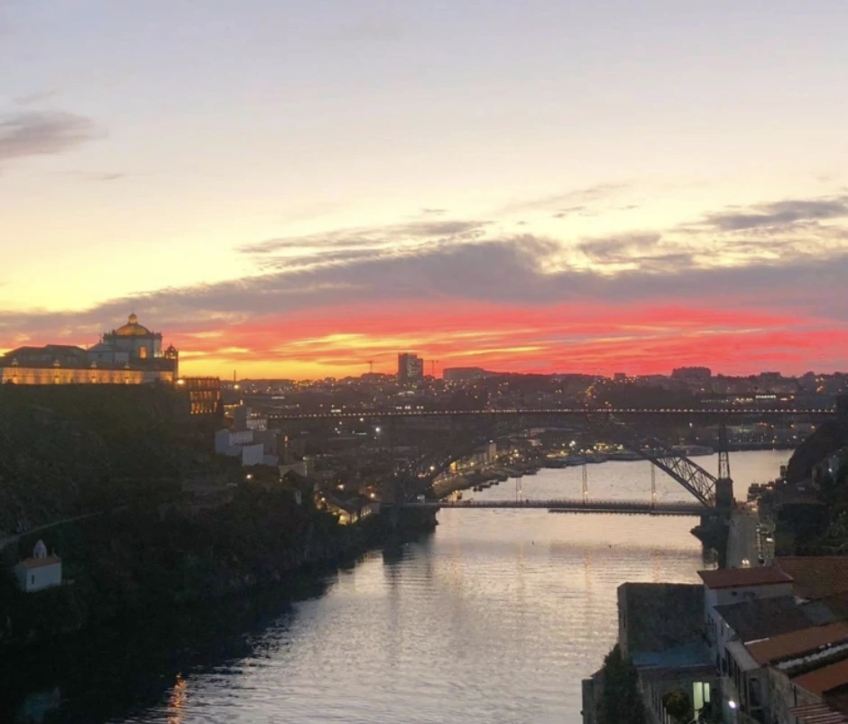 Photographie du coucher de soleil sur le Douro et Porto au Portugal depuis le miradouro de Fontainhas