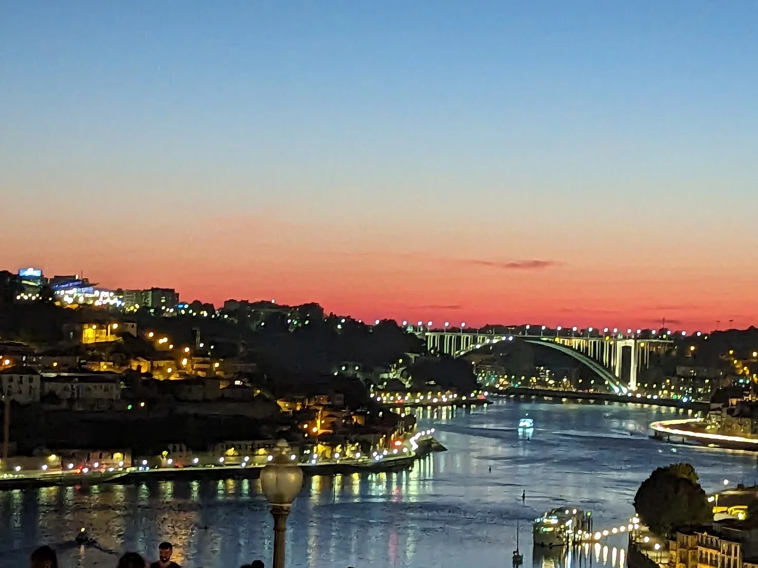 Photographie du coucher de soleil sur la Ribeira de Porto, depuis le jardim do Morro à Vila Nova de Gaia.