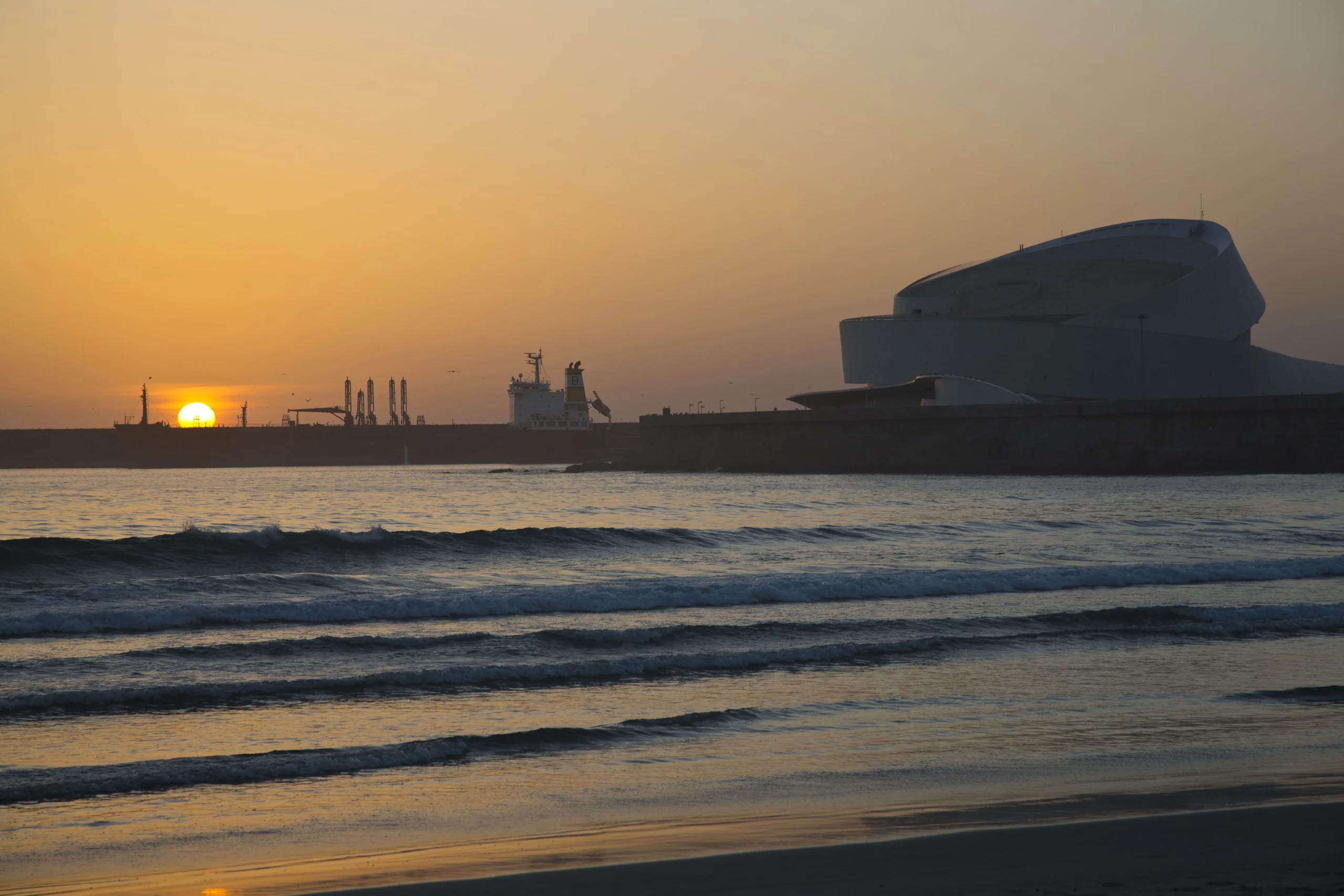 Photographie de la plage principale de Matosinhos à l'heure du coucher de soleil.