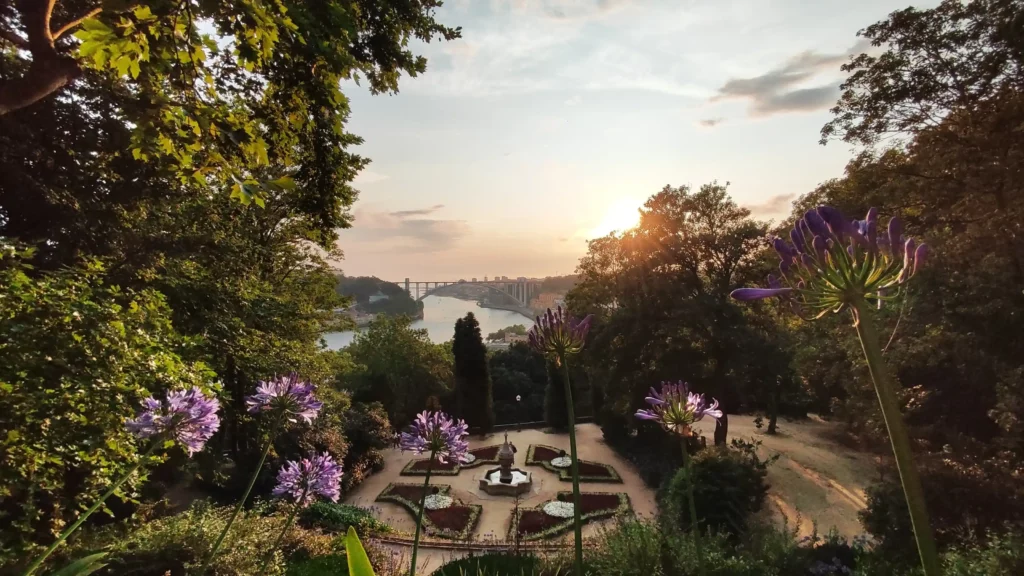 Vue du coucher de soleil sur les jardins du palais de Cristal à Porto au Portugal. 