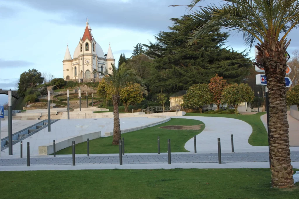 Photographie du centre historique de Penafiel au Portugal, montrant une vue du Monte do Sameiro.