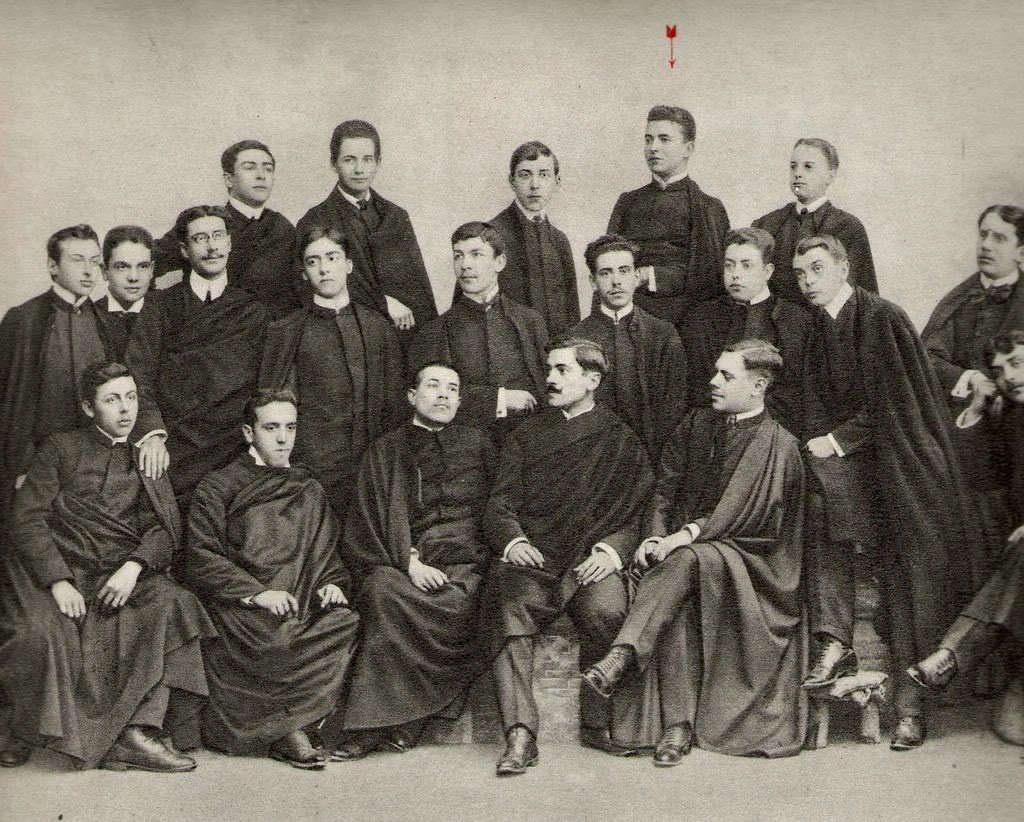 Photographie en noir et blanc d'un groupe d'étudiants portugais en uniforme.