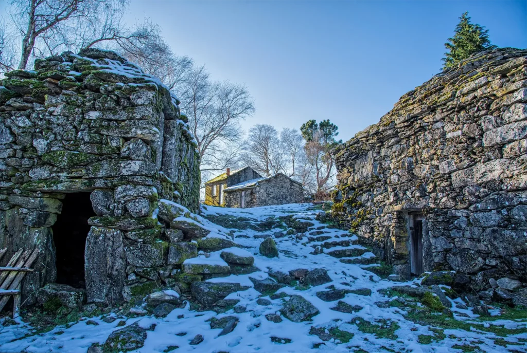 Photographie du village de Vale de Poldros au Portugal et de ses maisons de granit, appelées des Cortelhos.