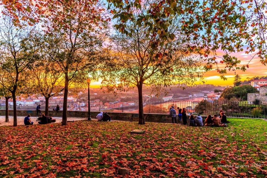 Photographie du coucher de soleil depuis le Miradouro das Virtudes à Porto au Portugal.
