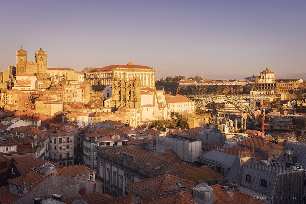 Photographie du coucher de soleil depuis le Miradouro da Vitoria à Porto au Portugal.