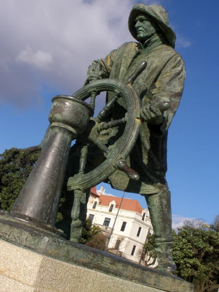 Photographie de la statue du Timonier (Homem do Leme) surplombant la plage du même nom à Porto au Portugal.