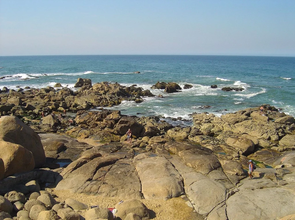 Vue de la mer depuis la plage dos Lavadores à Vila Nova de Gaia, proche de Porto au Portugal.