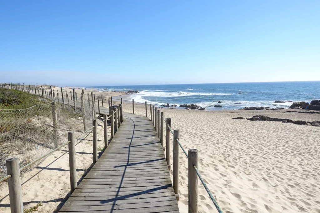 Photographie de la promenade aménagée en bord de la plage da Madalena à Vila Nova de Gaia, proche de Porto au Portugal.