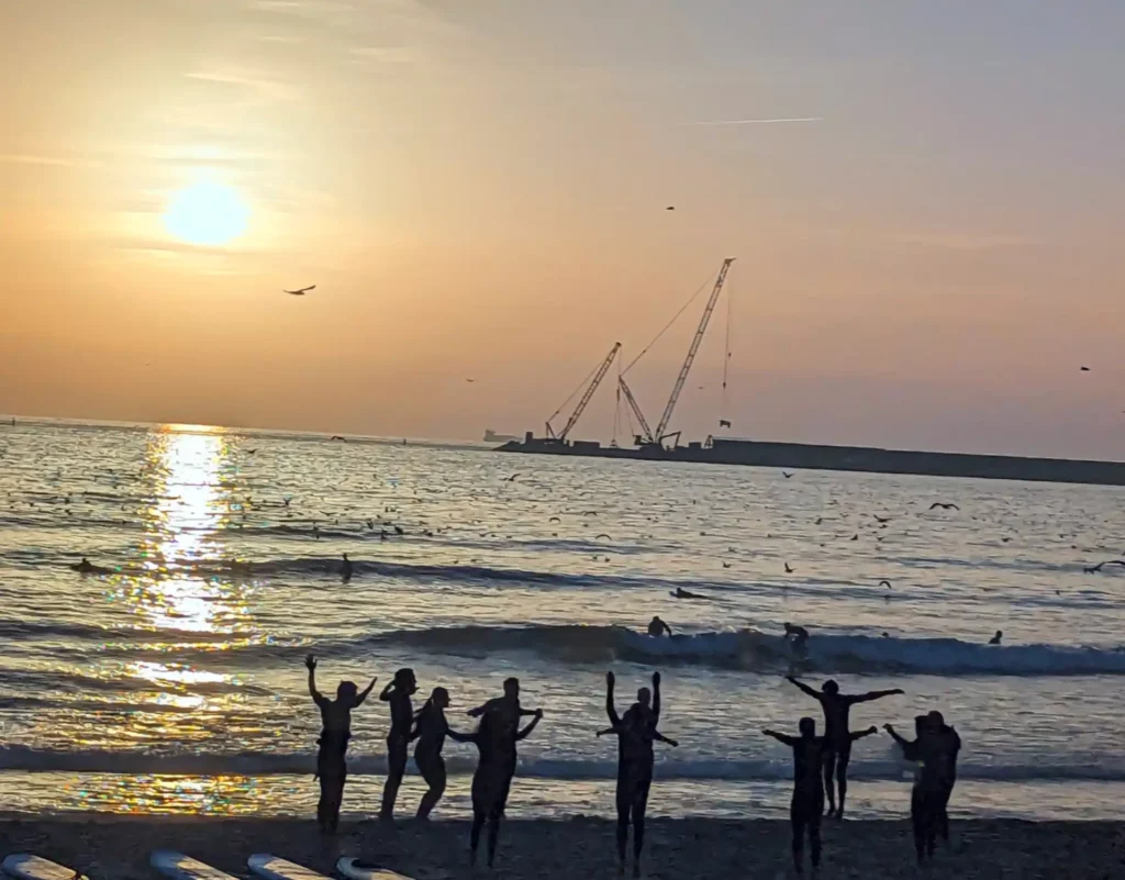 Photographie d'un coucher de soleil sur la plage de Matosinhos, en banlieue de Porto au Portugal. 
