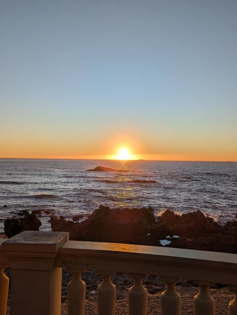 Photographie du coucher de soleil sur la plage des anglais (Praia dos Ingleses) dans le quartier de Foz do Douro à Porto au Portugal.