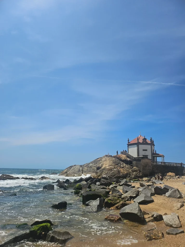 Photographie de la chapelle de Senhora da Pedra, au bord de la mer à Vila Nova de Gaia à côté de Porto au Portugal.