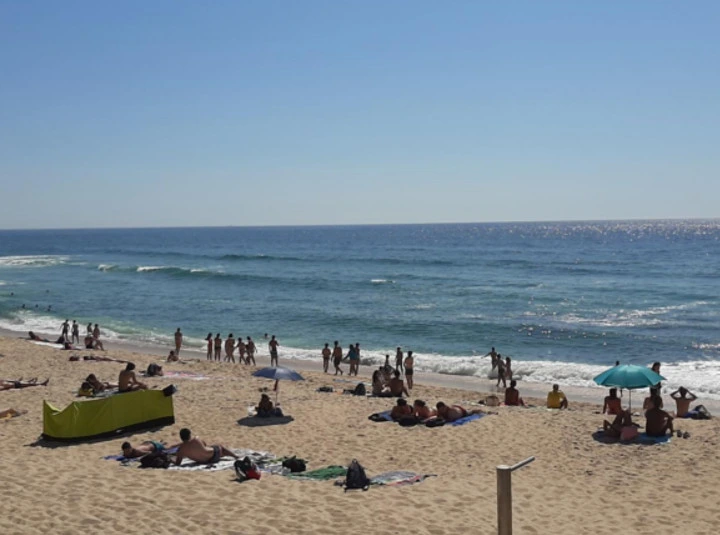 Photographie de la plage des sirènes (Praia das Sereias) à Espinho, proche de Porto au Portugal.